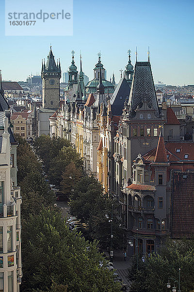 Tschechien  Prag  entlang der Parizska Straße  Häuser und Türme des Rathauses und der St. Nikolaus Kirche