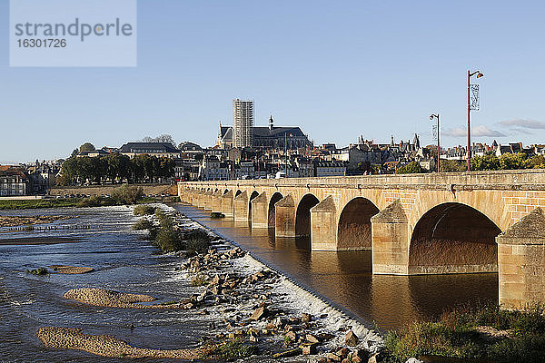 Frankreich  Burgund  Loire-Brücke in Nevers