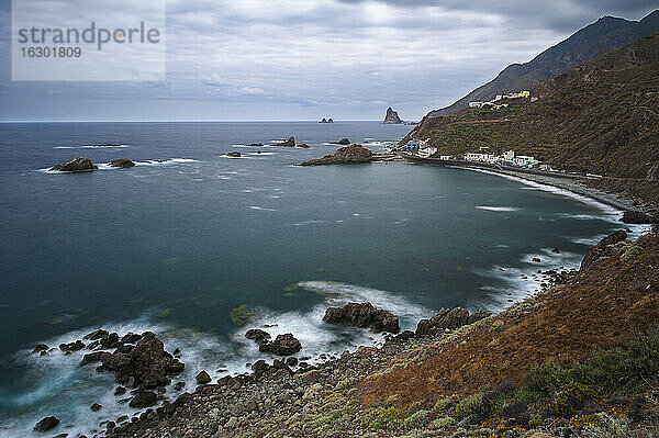 Spanien  Kanarische Inseln  Teneriffa  Blick auf Roque de las Bodegas an der Nordküste