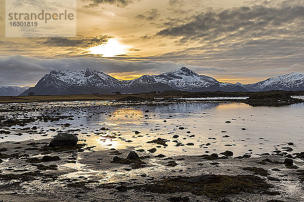 Norwegen  Lofoten  Sonnenuntergang an der Küste von Vestvagoy
