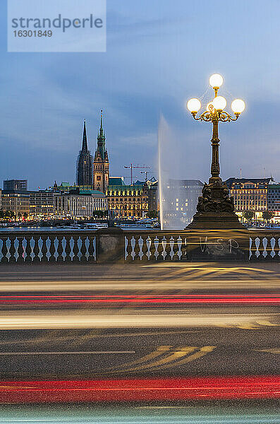 Deutschland  Hamburg  Binnenalster  Blick von der Lombardbrücke am Abend