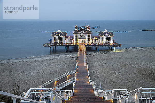 Deutschland  Mecklenburg-Vorpommern  Rügen  Blick auf beleuchtete Seebrücke im Ostseebad Sellin in der Dämmerung