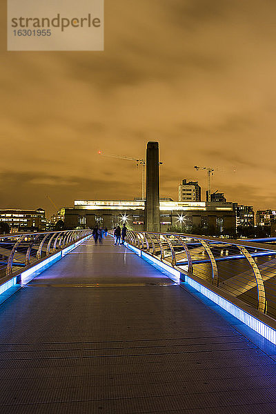 UK  London  Blick von der Millennium Bridge zur Tate Gallery of Modern Art