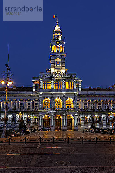 Rumänien  Crisana  Arad  Rathaus bei Nacht