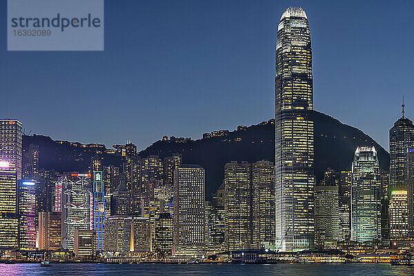 China  Hongkong  Stadtzentrum bei Nacht