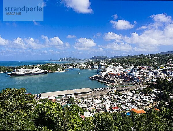 Karibik  Kleine Antillen  St. Lucia  Castries  Stadtbild und Containerhafen