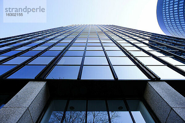 Deutschland  Nordrhein-Westfalen  Dortmund  Fassade eines Bürohochhauses  Blick von unten