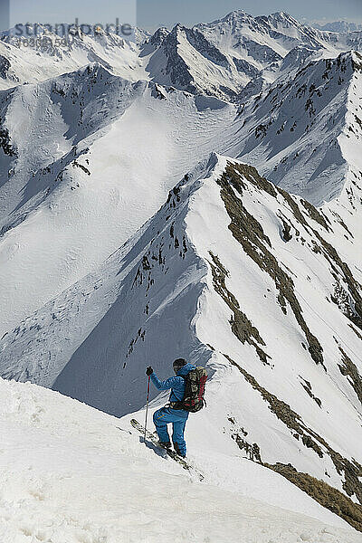 Österreich  Osttirol  Defereggental  Man backcountry skiing