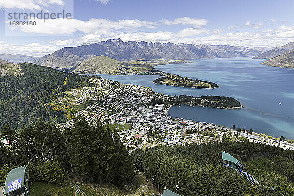 Neuseeland  Blick von oben auf Queenstown