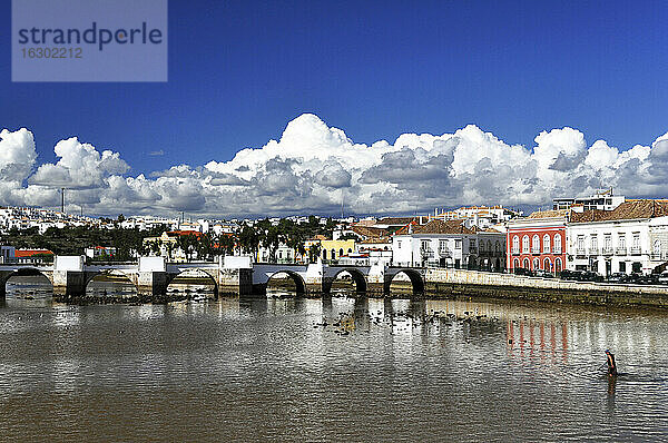 Portugal  Algarve  Tavira  Altstadt und Brücke