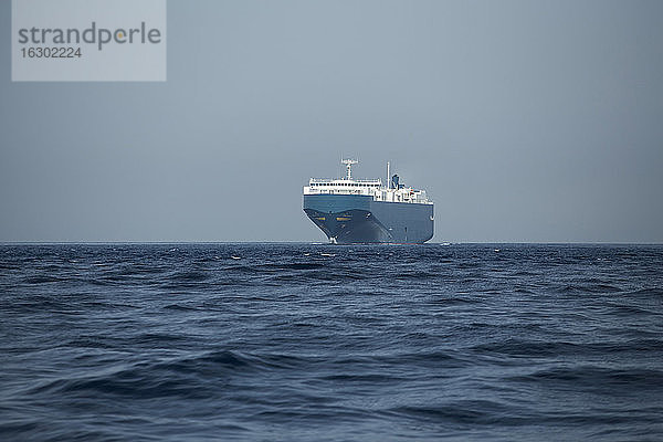 Spanien  Andalusien  Tarifa  Autotransportschiff in der Meerenge von Gibraltar