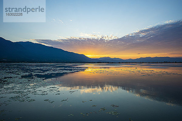Kerkini-See bei Sonnenaufgang  Mazedonien  Griechenland
