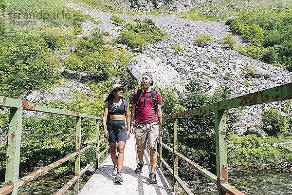 Junge Wanderer auf einer Brücke an der Ruta Del Cares  Asturien  Spanien