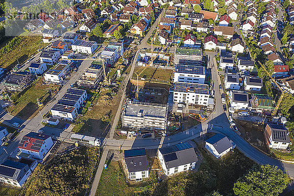 Deutschland  Baden-Württemberg  Waiblingen  Luftaufnahme eines modernen Vorortes mit energieeffizienten Häusern