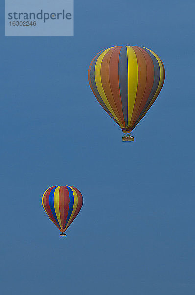 Afrika  Kenia  Maasai Mara National Reserve  Zwei Heißluftballons am Himmel