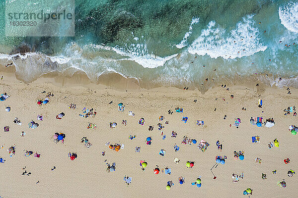 Spanien  Mallorca  Cala Mesquida  Luftaufnahme von Menschen  die sich am Strand von Cala Agulla im Sommer entspannen