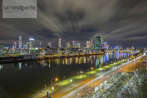 Deutschland  Hessen  Blick auf Frankfurt am Main bei Nacht