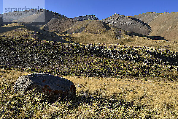 Iran  Provinz Mazandaran  Alborz-Gebirge  Blick über die Hezarsham-Hochebene in Richtung Takht-e Suleyman-Massiv