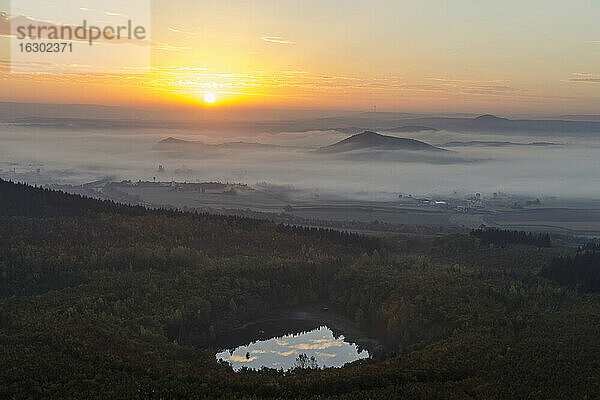 Deutschland  Rheinland-Pfalz  Vulkaneifel  Blick von der Teufelskanzel auf Nickenich  Kruft bei Sonnenaufgang