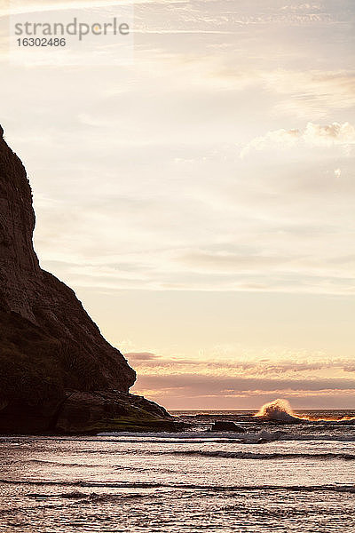 Neuseeland  Sonnenuntergang am Kahurangi Point