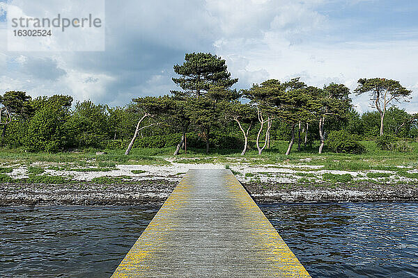 Schweden  Trelleborg  Holzpromenade zum Seeufer