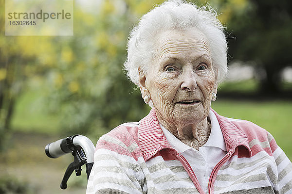 Deutschland  Nordrhein-Westfalen  Köln  Porträt einer älteren Frau im Rollstuhl sitzend  Nahaufnahme