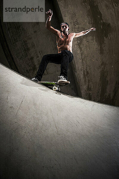 Skateboarder bei einem Trick im Skateboardpark