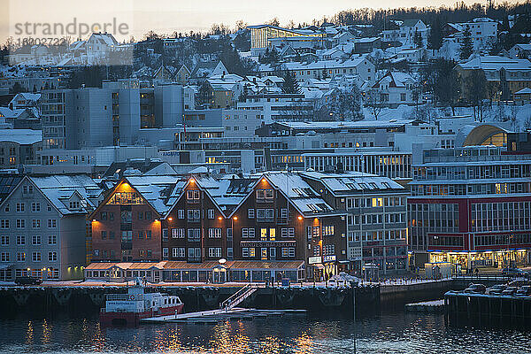 Norwegen  Tromso  Hafen und Stadtbild