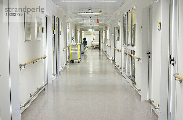 Deutschland  Freiburg  Blick auf einen leeren Krankenhausflur