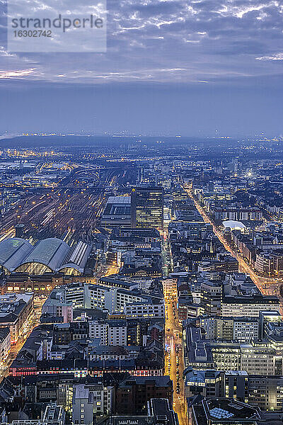 Deutschland  Hessen  Frankfurt  Hauptbahnhof links und Stadtansicht am Abend