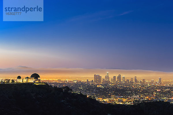 USA  Kalifornien  Los Angeles  Skyline und Griffith Observatory vor Sonnenaufgang