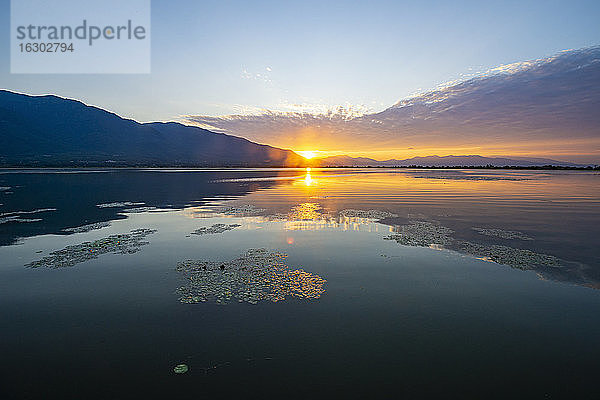 Kerkini-See bei Sonnenaufgang  Mazedonien  Griechenland