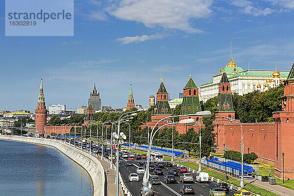Russland  Moskau  Fluss Moskwa  Straße und Kremlmauer mit Türmen