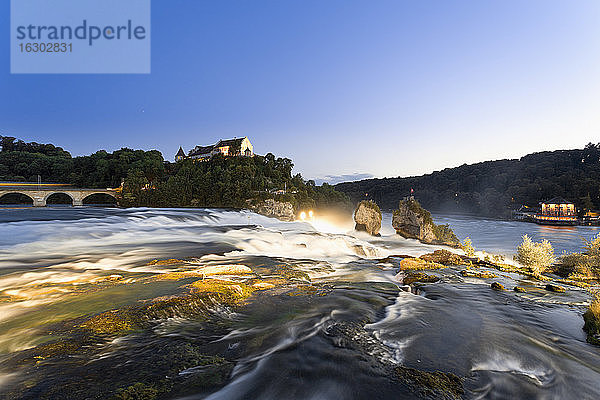 Schweiz  Schaffhausen  Blick auf den Rheinfall in Schaffhausen