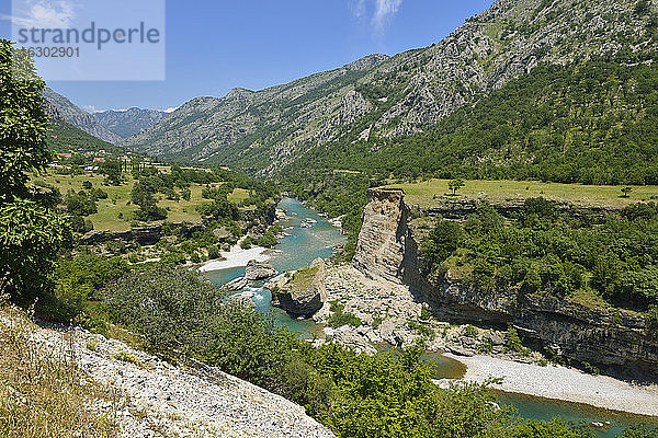 Montenegro  Crna Gora  Moraca-Schlucht zwischen Podgorica und Kolasin