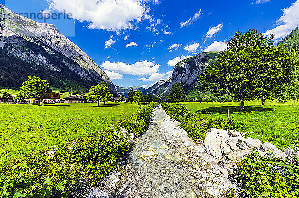 Österreich  Tirol  Vomp  Fließender Bach im Unterinntal mit Dorf im Hintergrund