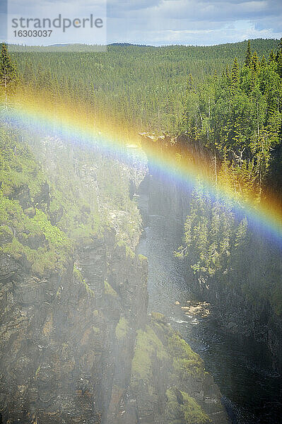 Schweden  Gaeddede  Regenbogen am Wasserfall Haellingsafallet