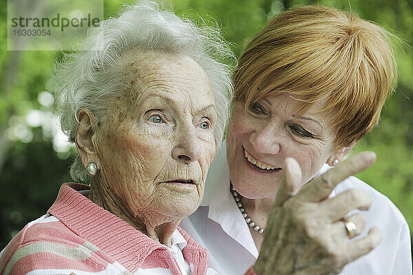 Deutschland  Nordrhein-Westfalen  Köln  Ältere Frau und reife Frau im Park  lächelnd