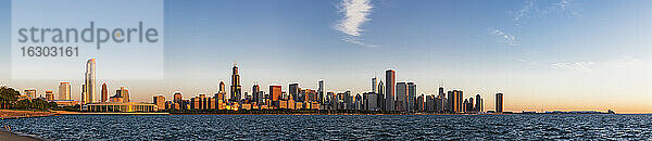 USA  Illinois  Chicago  Skyline mit Michigansee in der Morgendämmerung