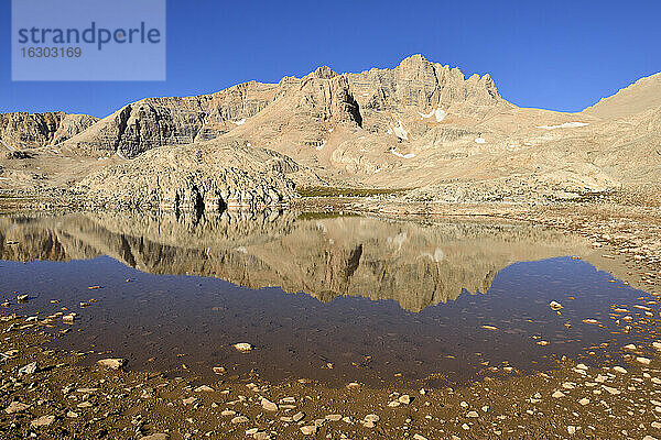 Türkei  Anti-Taurus-Gebirge  Aladaglar-Nationalpark  Yedigoeller-Hochebene  Spiegelung des Berges Kizilkaya in einem Teich
