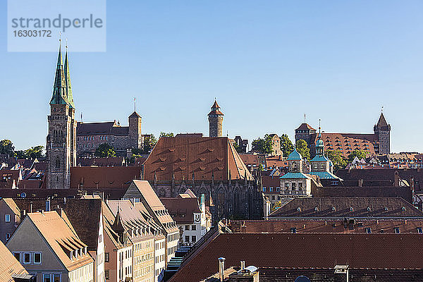 Deutschland  Bayern  Nürnberg  Klarer Himmel über historischer Altstadt mit Nürnberger Burg im Hintergrund