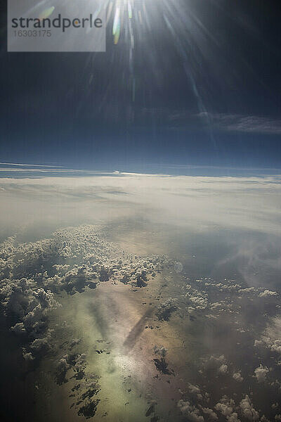 Wolkenlandschaft und Sonnenschein über dem Mittelmeer
