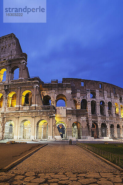 Italien  Latium  Rom  Kolosseum am Abend