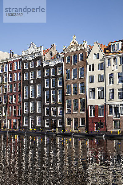 Niederlande  Amsterdam  Typische Häuser am Stadtkanal