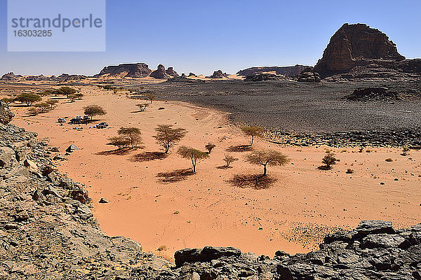 Algerien  Sahara  Tassili N'Ajjer National Park  Touristengruppe ruht sich in einem trockenen Felsental aus