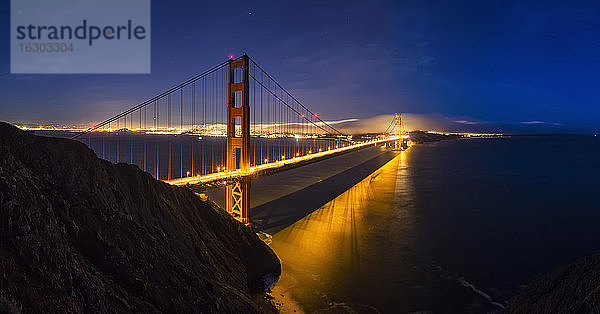 USA  Kalifornien  San Francisco  Skyline und Golden Gate Bridge in der blauen Stunde vom Hawk Hill aus gesehen
