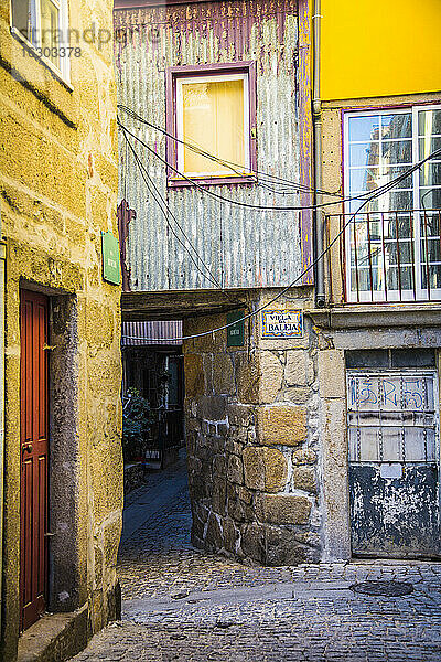 Portugal  Bezirk Porto  Porto  Kopfsteinpflaster-Gasse zwischen alten Häusern