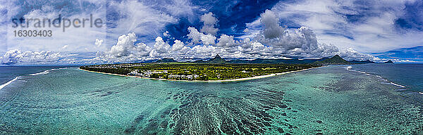 Mauritius  Black River  Flic-en-Flac  Hubschrauber-Panorama der Insel im Indischen Ozean im Sommer