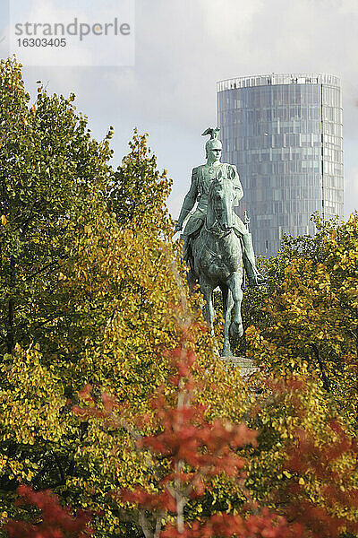 Deutschland  Nordrhein-Westfalen  Köln  Blick auf Reiterstandbild von Wilhelm II. und Verwaltungsgebäude im Hintergrund
