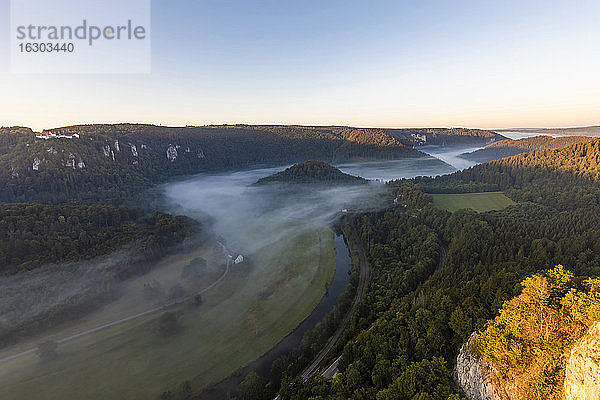 Deutschland  Baden-Württemberg  Blick auf das nebelverhangene Donautal in der Sommerdämmerung